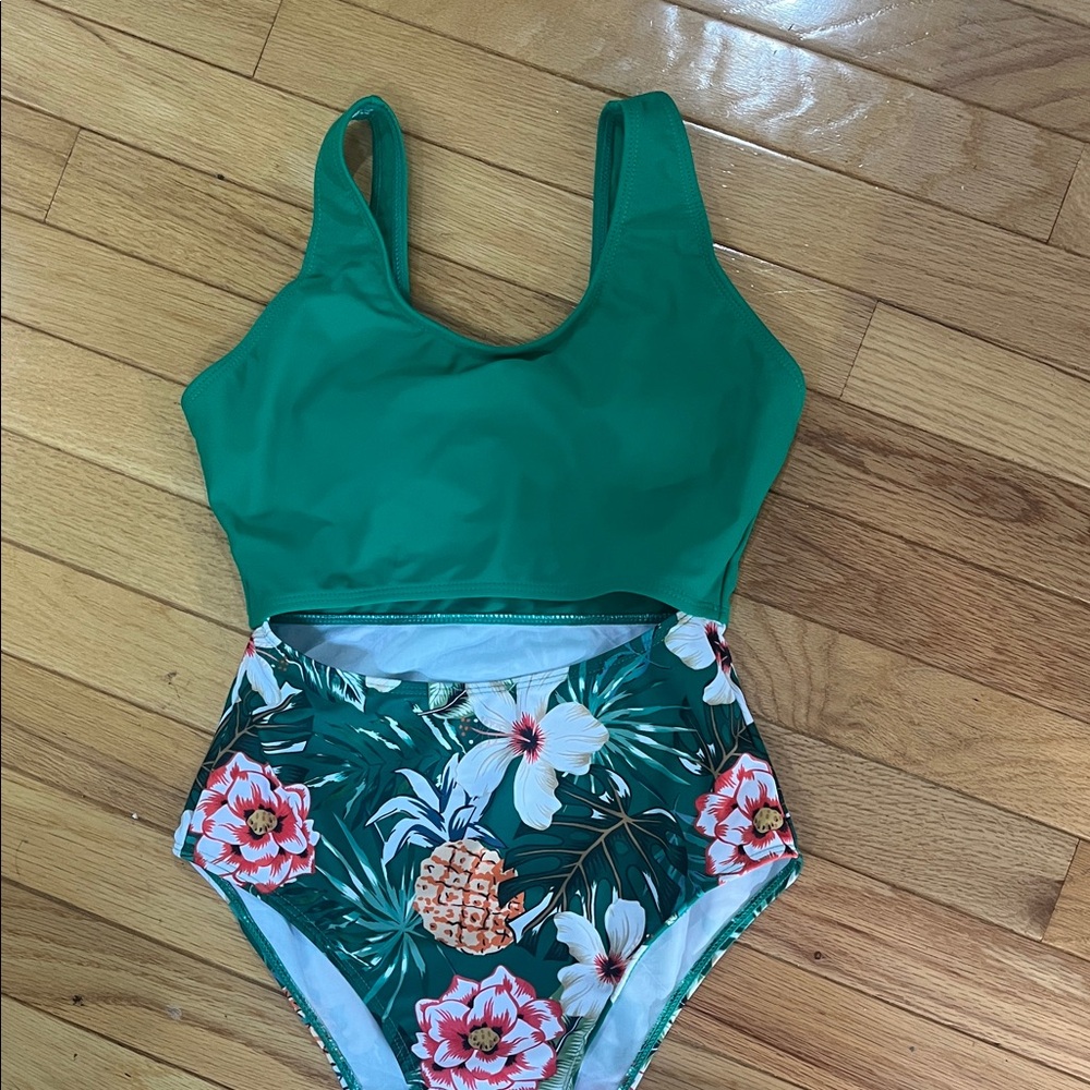 🎆SHEIN Green Floral One-Piece Swimsuit - Picture 2 of 4